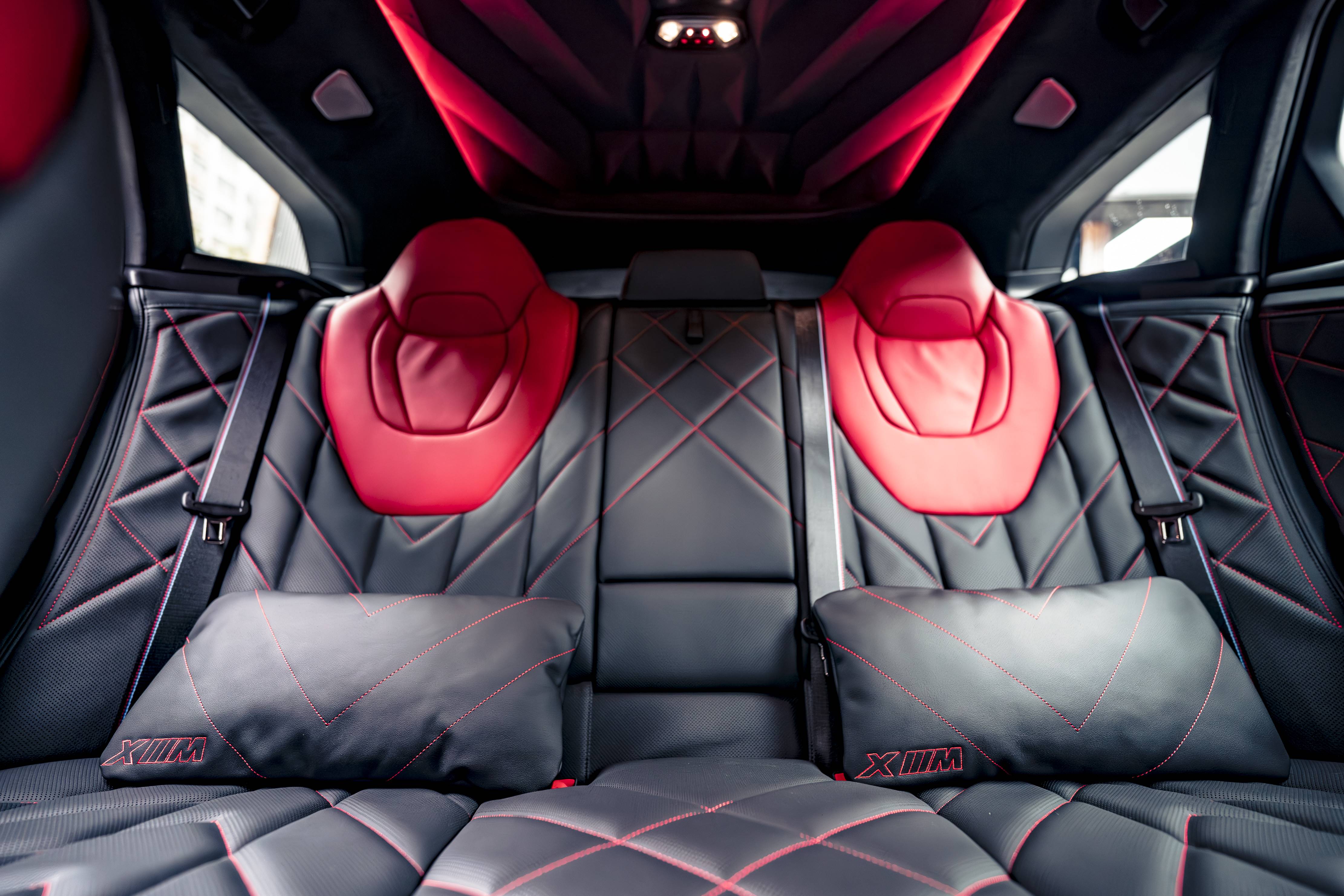 [新聞照片十]後座寬廣舒適的M Lounge搭配BMW XM Label Red Limited Edition專屬Merino真皮靠枕，讓每一位乘客賓至如歸。
